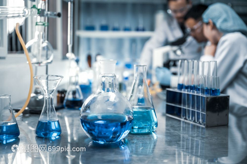 在生命科学实验室工作的保健研究人员